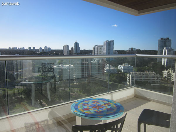 Vista hacia el norte sobre entorno de barrios residenciales desde la ventana del segundo dormitorio.