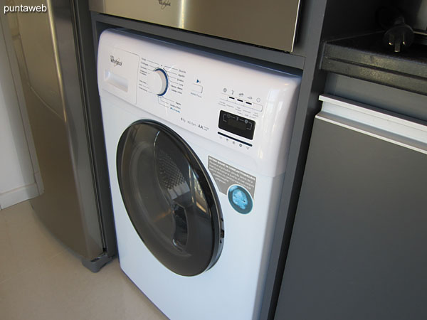 Detalle de electrodomésticos: tostadora, cafetera y boiler.