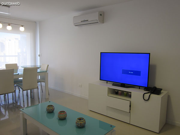 General view of the living room from the access to the apartment.