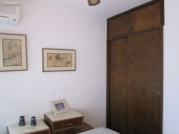 Detalle del ventilador de techo y el aire acondicionado en el dormitorio.