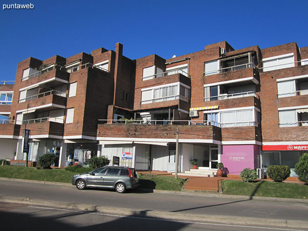View from the entrance to the building by Av. Italia towards the residential neighborhood.