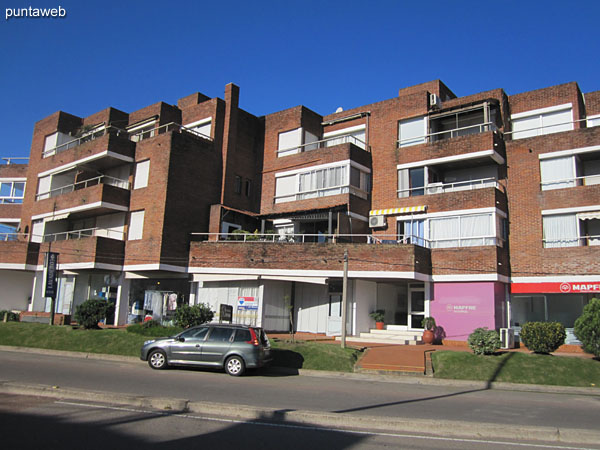 Vista desde la entrada al edificio por Av. Italia hacia el entorno de barrio residencial.