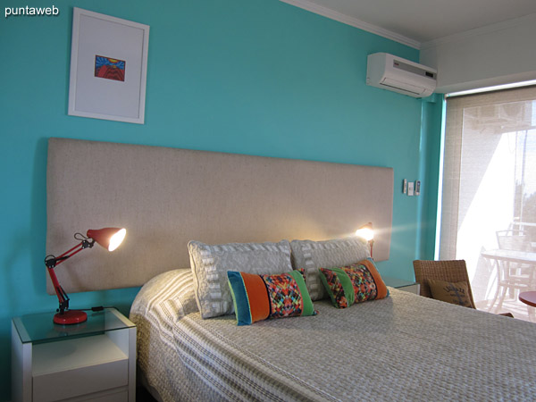 Dormitorio. Equipado con cama matrimonial y aire acondicionador.<br><br>Acceso a balcn terraza.