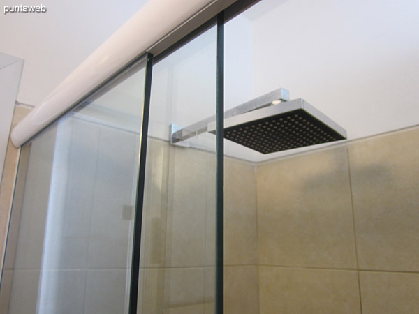 Shower with monocomando and glass screen.
