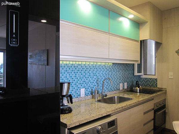 Cocina, tipo americana. Equipada con anafe digital de cuatro hornallas, horno elctrico, heladera con freezer, horno microondas y otros electrodomsticos.<br><br>Lavarropas.