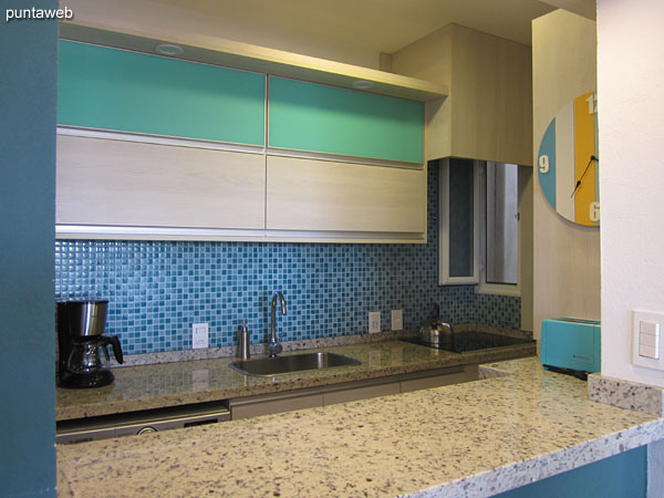 La cocina cuenta con mesada de bacha simple.