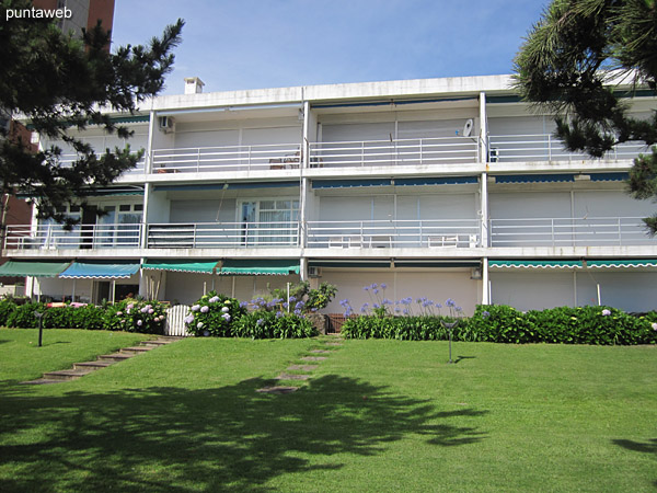Rambla Cladio Williman al frente del edificio.