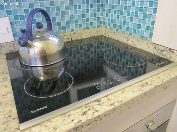 Barra de la cocina hacia el living comedor.