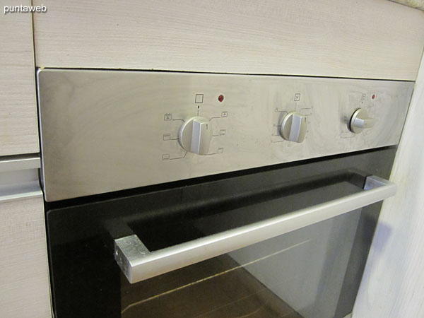 Detalle de anafe digital de cuatro hornallas en la cocina.
