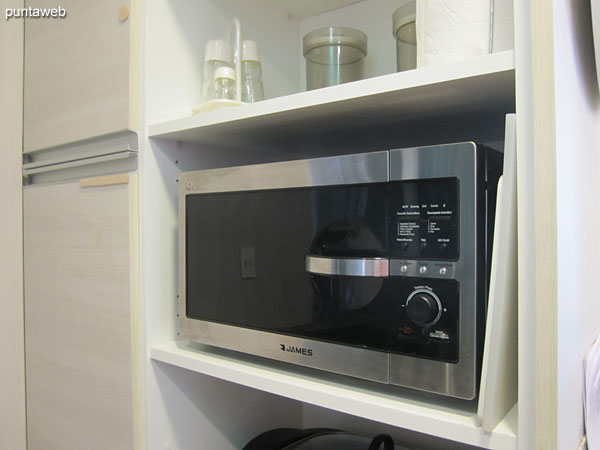 Detalle de horno elctrico en la cocina.