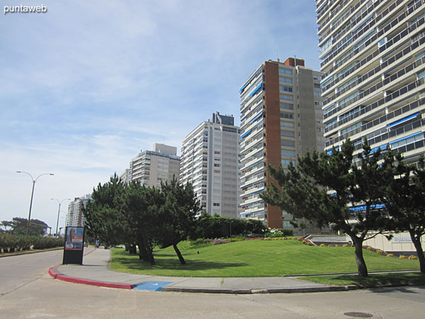 Rambla Claudio Williman hacia la pennsula frente al edificio.