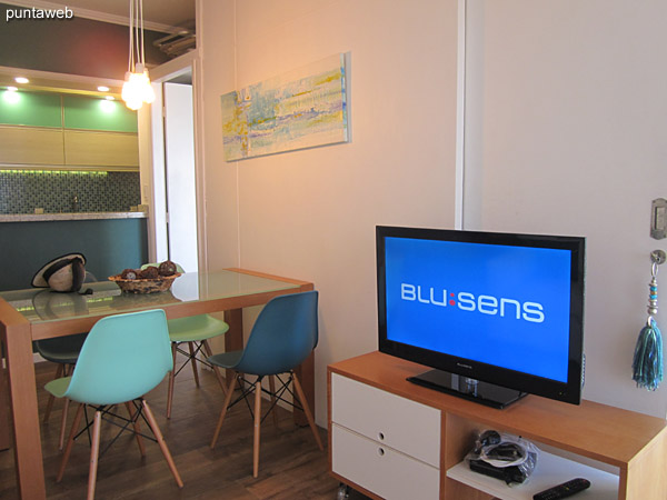 Ambiente de living comedor. Cuenta con acceso a balcn terraza, aire acondicionador, sof cama de dos plazas, TV cable, acceso a internet y mesa con cuatro sillas.