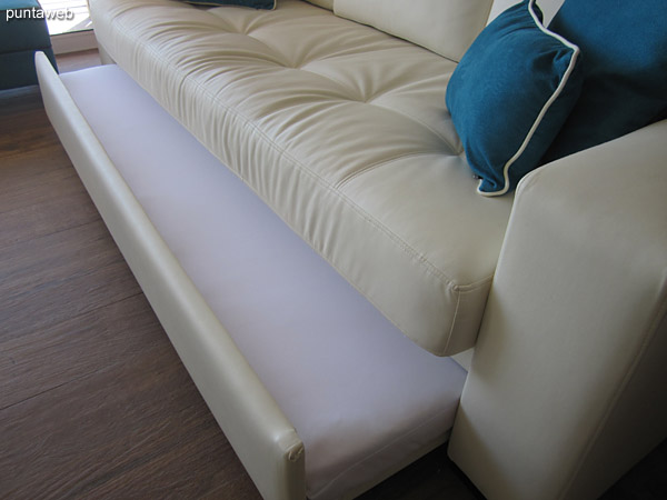 Detalle de mueble aparador en el living comedor.