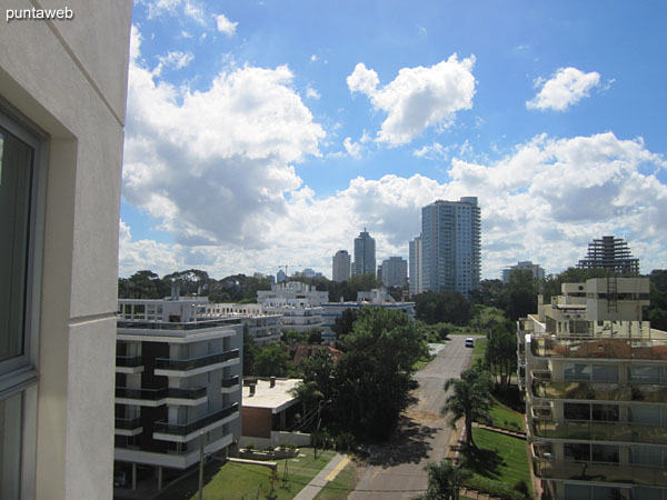Vista hacia el entorno de barrio residencial desde el balcón terraza del apartamento.