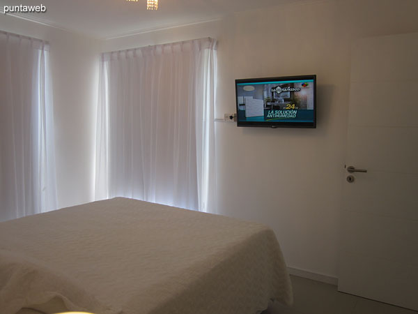 Suite room. Located towards the quiet part of the building and lateral La Barra. Equipped with air conditioning, cable TV.<br><br>Conditioned with sommier of two seats.