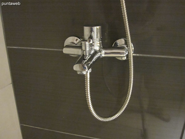 Detalle de ducha y mampara de baño en el baño de la suite.