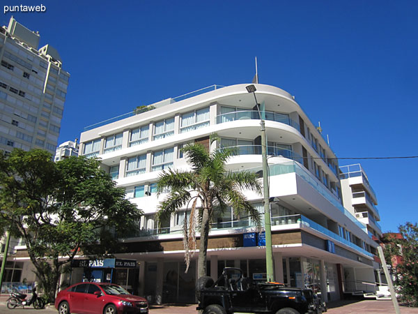 Facade of Sea Port located on Av. Gorlero and 17th street.