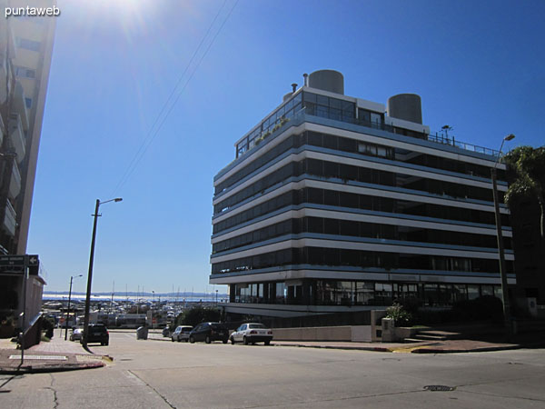 El edificio está situado a una cuadra de la rambla de circunvalación General Artigas al inicio del puerto de Punta del Este.