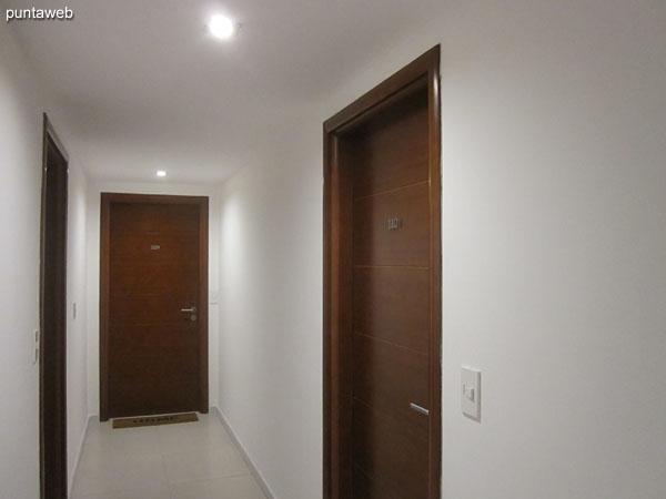 Pasillo de acceso al apartamento.