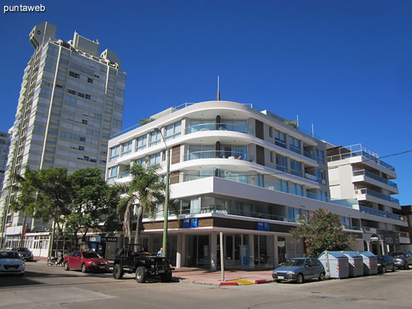 Seaport facade from the corner of Av. Gorlero and Calle 17.