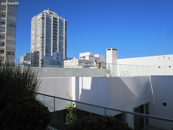 Al interior de la manzana el edificio cuenta con amenidades: pileta al aire libre y espacio de barbacoa.