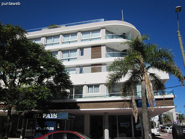 Fachada de Sea Port sobre la Av. Gorlero.