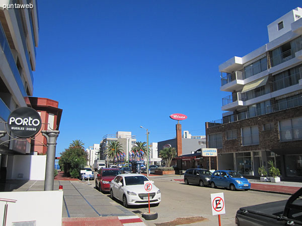 Vista sobre la calle 17 hacia el sur desde la entrada al edificio.<br><br>A 20 metros se encuentra un supermercado.