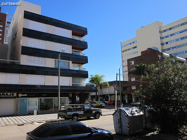 Vista hacia la esquina de Av. Gorlero y calle 17 desde la entrada al edificio.