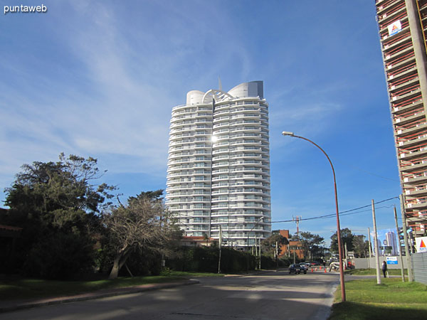 Fachada del edificio orientada hacia la playa Mansa.