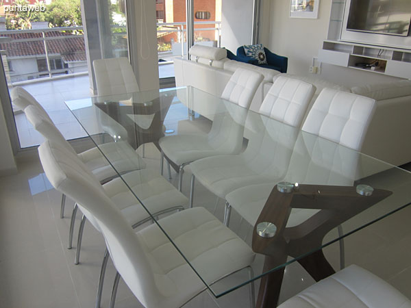 Dining table in glass and metal with capacity for 8 people.