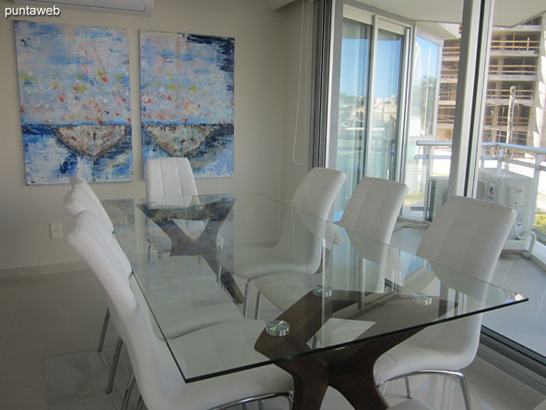 Dining table in glass and metal with capacity for 8 people.