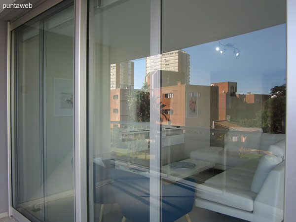 Vista desde el balcn terraza hacia el ambiente de living comedor.