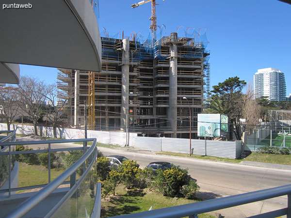 Vista hacia la Av. Pedragosa Sierra desde el balcn terraza del apartamento.