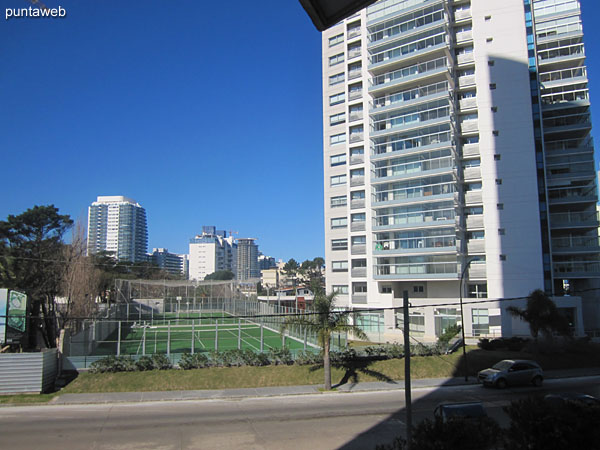 Vista hacia la Av. Pedragosa Sierra desde el balcn terraza del apartamento.