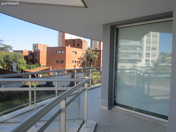 Large balcony corner terrace.