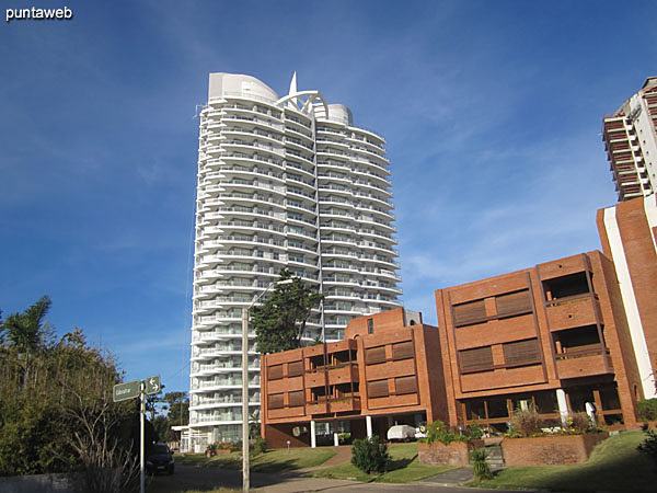 Fachada del edificio orientada hacia la playa Mansa.