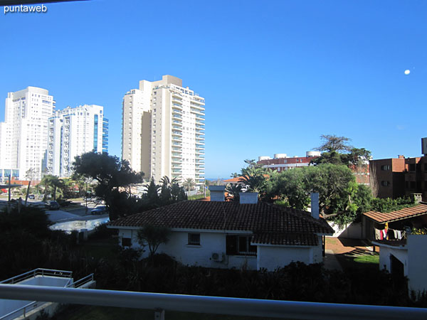 Vista hacia la playa Mansa desde el balc�n terraza del apartamento.