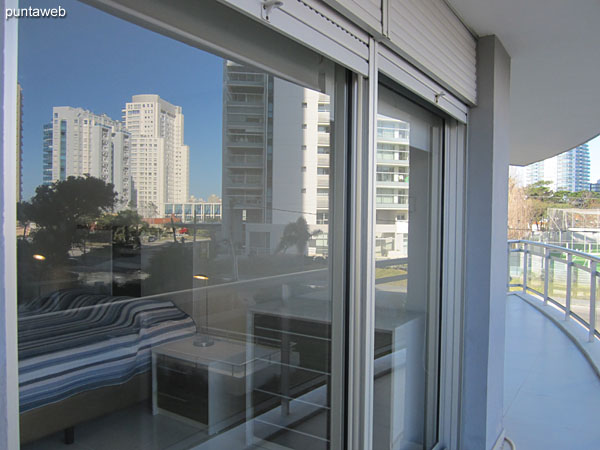 Large balcony corner terrace.