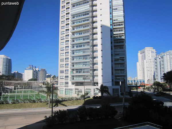Vista hacia la Av. Pedragosa Sierra desde el balc�n terraza del apartamento.