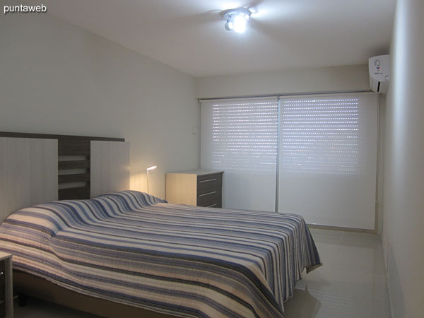 Segunda suite. Situada hacia el frente de la planta, equipada con cama matrimonial, aire acondicionado, TV cable.