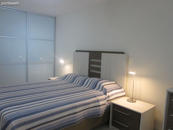 Segunda suite. Situada hacia el frente de la planta, equipada con cama matrimonial, aire acondicionado, TV cable.