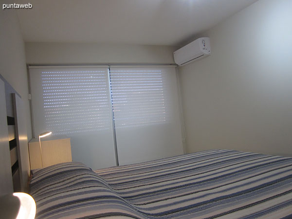 Segunda suite. Situada hacia el frente de la planta, equipada con cama matrimonial, aire acondicionado, TV cable.