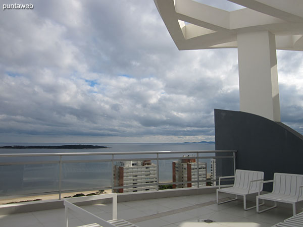 Vista desde la terraza solarium hacia la baha de Punta del Este.