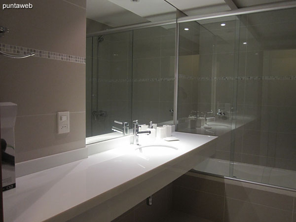 Bathroom of the second suite. Equipped with shower screen, shower and bath.