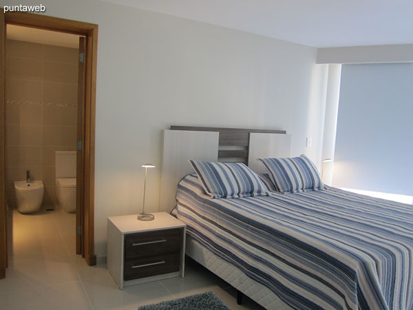 Suite principal. Situada hacia el lateral sur de la planta. Equipada con cama matrimonial, aire acondicionado y TV cable.