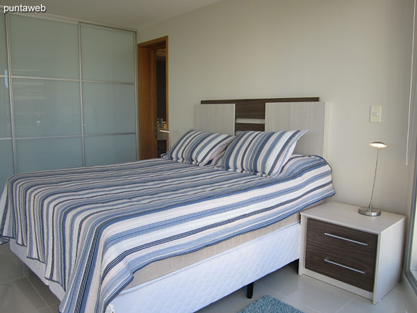 Suite principal. Situada hacia el lateral sur de la planta. Equipada con cama matrimonial, aire acondicionado y TV cable.