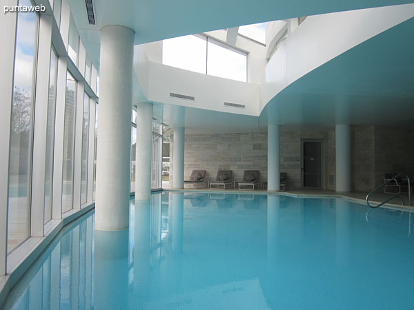 Heated indoor pool. Located opposite the quiet part of the building.<br><br>The space has restrooms, showers and hygienic services.