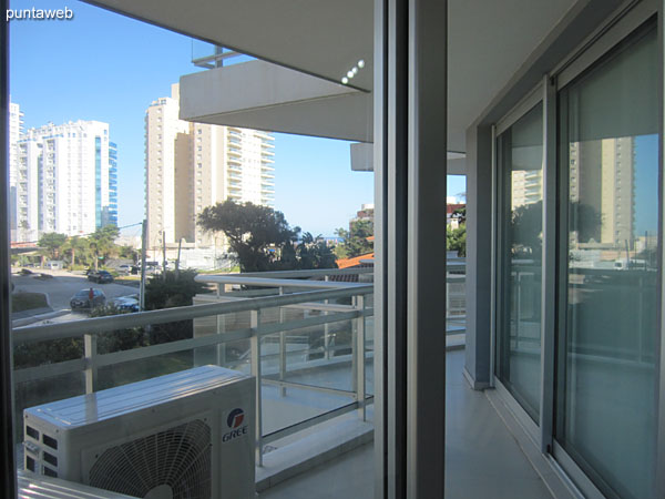 Vista hacia el frente del edificio desde la ventana de la suite principal.