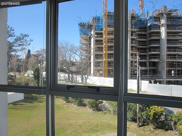 Vista hacia el lateral del edificio desde la ventana de la suite principal.