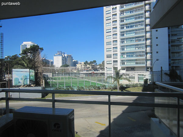 Vista hacia el lateral del edificio desde la ventana de la suite principal.